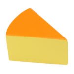 Punt stuk jonge kaas met oranje korst geïsoleerd op witte achtergrond Bigjigs Houten Kaas