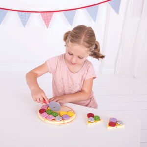 Meisje speelt met houten speelgoed pizza snijset