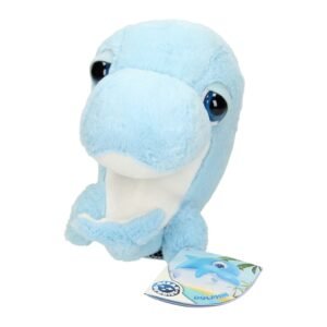 Close-up van een schattig blauw dolfijn knuffeldier met grote ogen en label op witte achtergrond