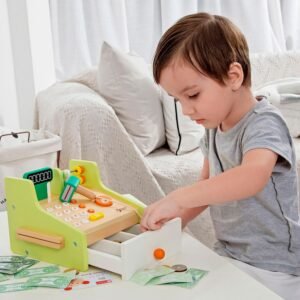 Kind speelt met houten speelgoed kassa met speelgeld