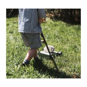 Speelgoed grasmaaier voor kinderen in het gras tijdens buitenspelen
