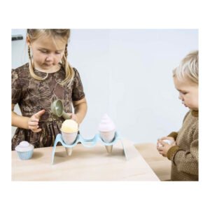 Spelende kinderen met houten ijsjes speelgoedset