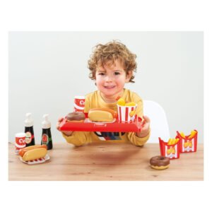 Kind speelt met fastfood speelgoedset op rood dienblad