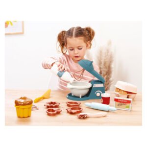 Kind speelt met houten speelgoed keukenmixer en bakset