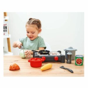 Kind speelt met houten speelgoed kookset en groente
