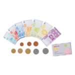 Speelgeld set met kleurrijke eurobiljetten, munten en speelgoed bankpas van Goki Goki Speelgeld Dieren met Creditcard en Muntgeld