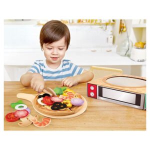 Kind speelt met houten speelgoed pizza in keuken