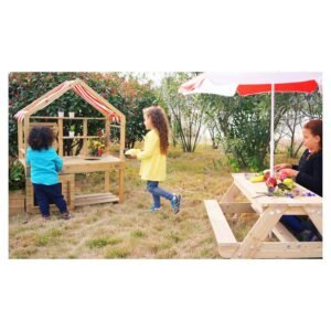 Kinderen spelen met houten buitenkeuken in tuin