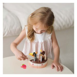 Kind speelt met houten chocoladetaart speelgoed voor kinderen
