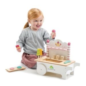 Kind speelt met houten ijskarretje van Tender Leaf Toys