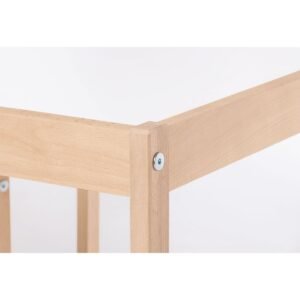 Close-up van houten kinderstoelframe met schroeven en gladde afwerking