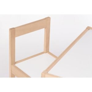 Kinderstoel zonder zitting op witte achtergrond, houten frame zichtbaar