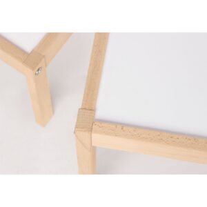 Set van twee houten kinderstoelen zonder zitting en tafelframe