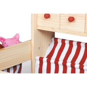 Detail van houten marktkraam met rood gestreepte stoffen luifel