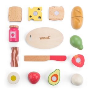 Complete houten ontbijt snijset met brood, ei en aardbei