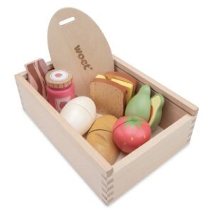 Houten ontbijt snijset met brood, ei en avocado in houten krat