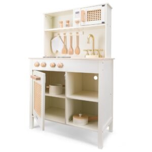 Moderne houten kinderkeuken met gouden kraan en opbergruimte
