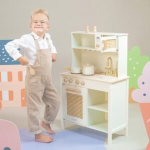 Kind speelt met houten speelgoed keuken in Scandinavische stijl