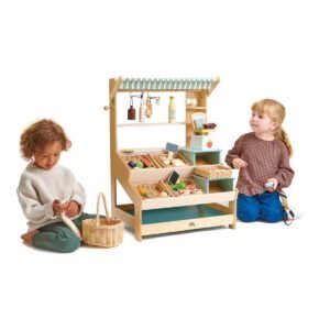 Kinderen spelen met houten marktkraam speelgoedwinkel met accessoires