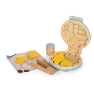Open houten wafelijzer met stoffen hartvormige wafels