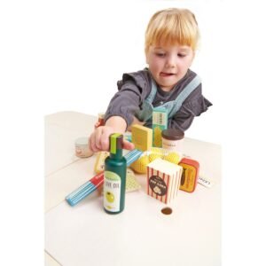 Kind speelt met houten voedingsmiddelenset van Tender Leaf Toys