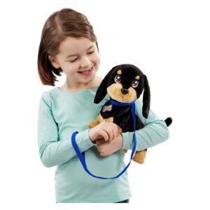 Meisje knuffelt interactieve pluche hond Waggles met riem