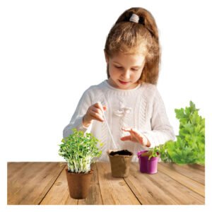 Meisje in witte trui plant zaadjes in kleine biologische potjes op houten tafel