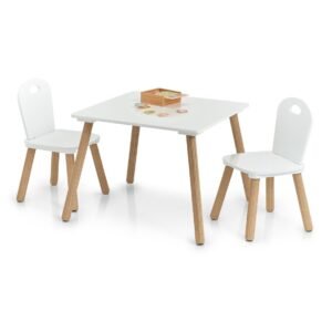 Kinder zitset met witte tafel en stoeltjes van hout