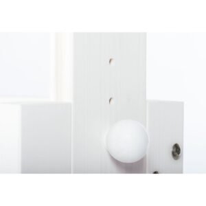 Detail van ronde knop en houtverbinding van wit kinderbureau