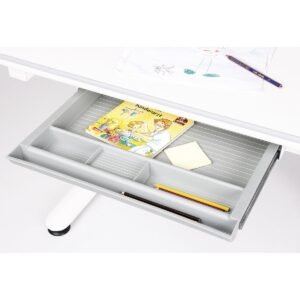 Open lade van kinderbureau met potloden en boek