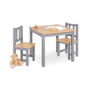 Complete Pinolino Kindertafel en Stoel Set Fenna Grijs met houten tafel en twee grijze stoelen, knuffelbeer op de grond