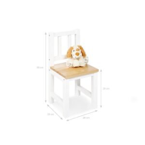 Witte kinderstoel met houten zitting en knuffelhond erop