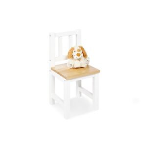 Close-up van witte kinderstoel met houten zitting en knuffelhond
