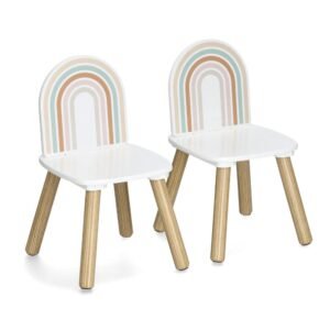 Twee kinderstoelen met regenboogmotief en houten poten op witte achtergrond