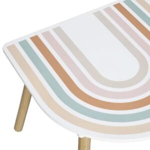 Close-up van kindertafel met regenboog strepen en houten poten
