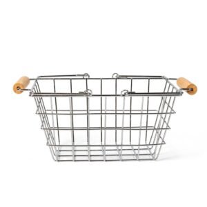 Metalen winkelmandje met houten handvatten