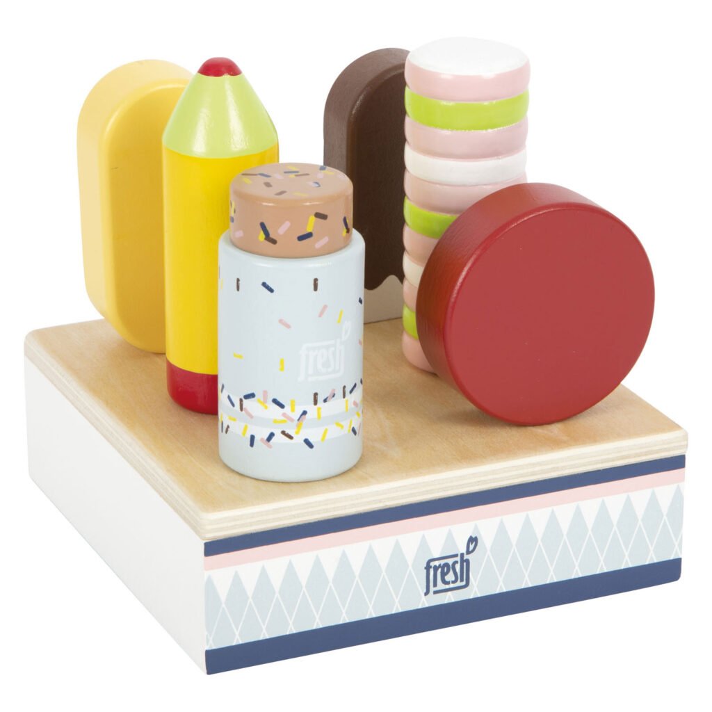 Close-up van houten ijsjes puzzelspeelgoed voor kinderen. Small Foot Houten Ijsjes Fresh met Standaard