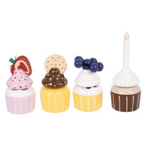 Houten speelgoed cupcakes met aardbei, chocolade en blauwe bessen toppings