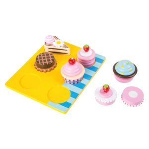 Houten speelgoed desserts set met cupcakes en taartjes op gele serveerplank