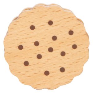 Houten speelgoed koekje met chocoladedruppels close-up