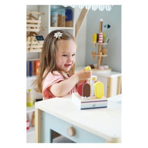 Kind speelt met houten ijsjes puzzelspeelgoed