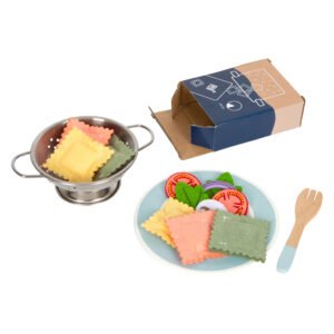 Kinder kookset met vilten pasta groenten en speelgoedvergiet
