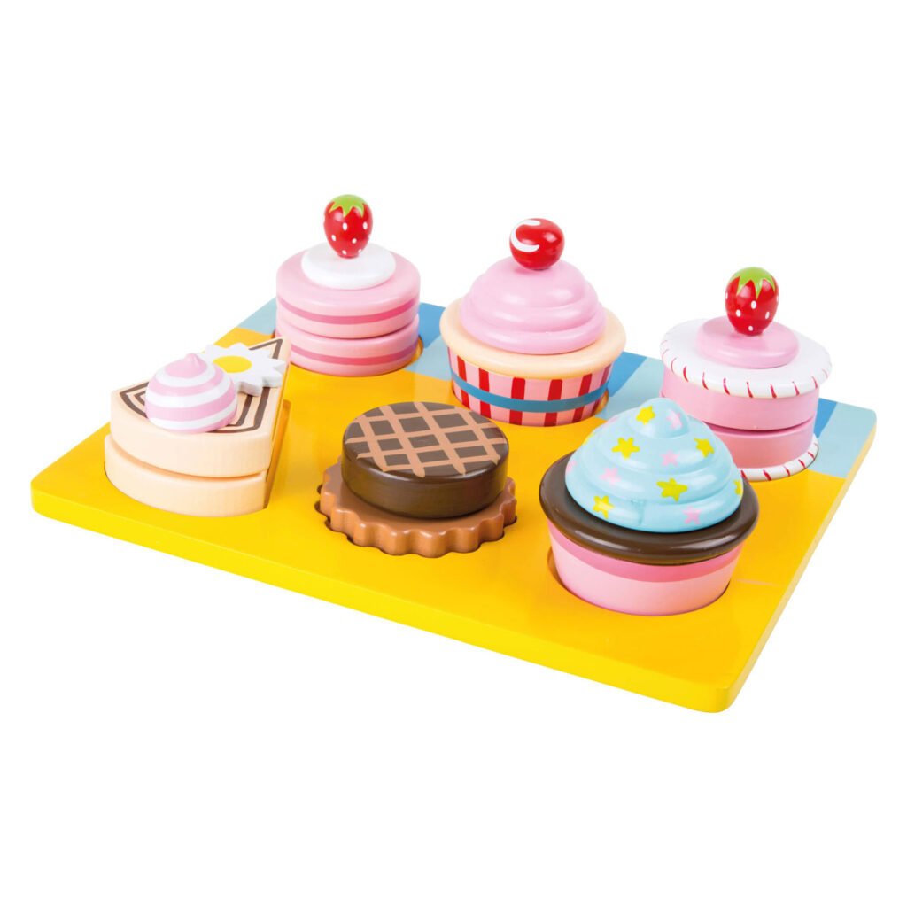 Kleurrijke houten speelgoed cupcakes en taartjes voor rollenspel. Small Foot Houten Speeleten Cupcakes en Cake Set