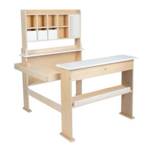 Modern houten kinderbureau met wit werkblad en opbergrek