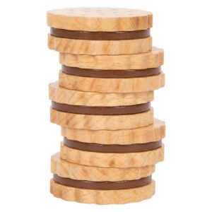Stapel houten speelgoed koekjes met chocoladevulling