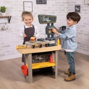Kinderen spelen met houten speelgoed restaurant en hamburgerkraam