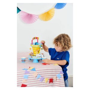 Jongen speelt met interactieve snoepautomaat speelgoed