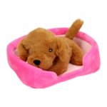 Zachte bruine knuffelhond in roze hondenmand Pluchen Hond in Mand