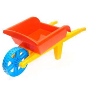 Felgekleurde kunststof speelgoed kruiwagen met rode bak, gele handvatten en blauwe wiel