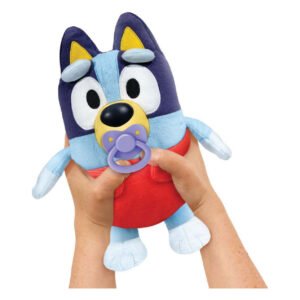 Baby Bluey knuffel die wordt vastgehouden, close-up van interactieve fopspeen